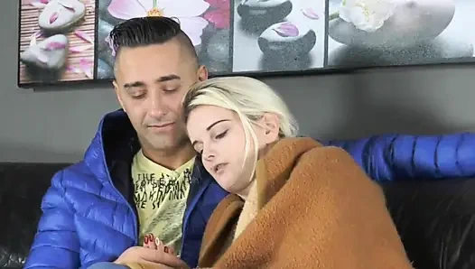 Натуральные большие сиськи, сексуальная блондинка трахает киску, лижет киску