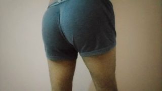 Indyjski chłopak pokazuje małego soczystego penisa i ciasnego tyłka