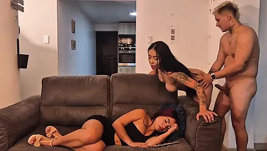 Karımı o kadar çok seviyorum ki, onun önünde arkadaşıyla seviştim, neredeyse beni fark ediyordu