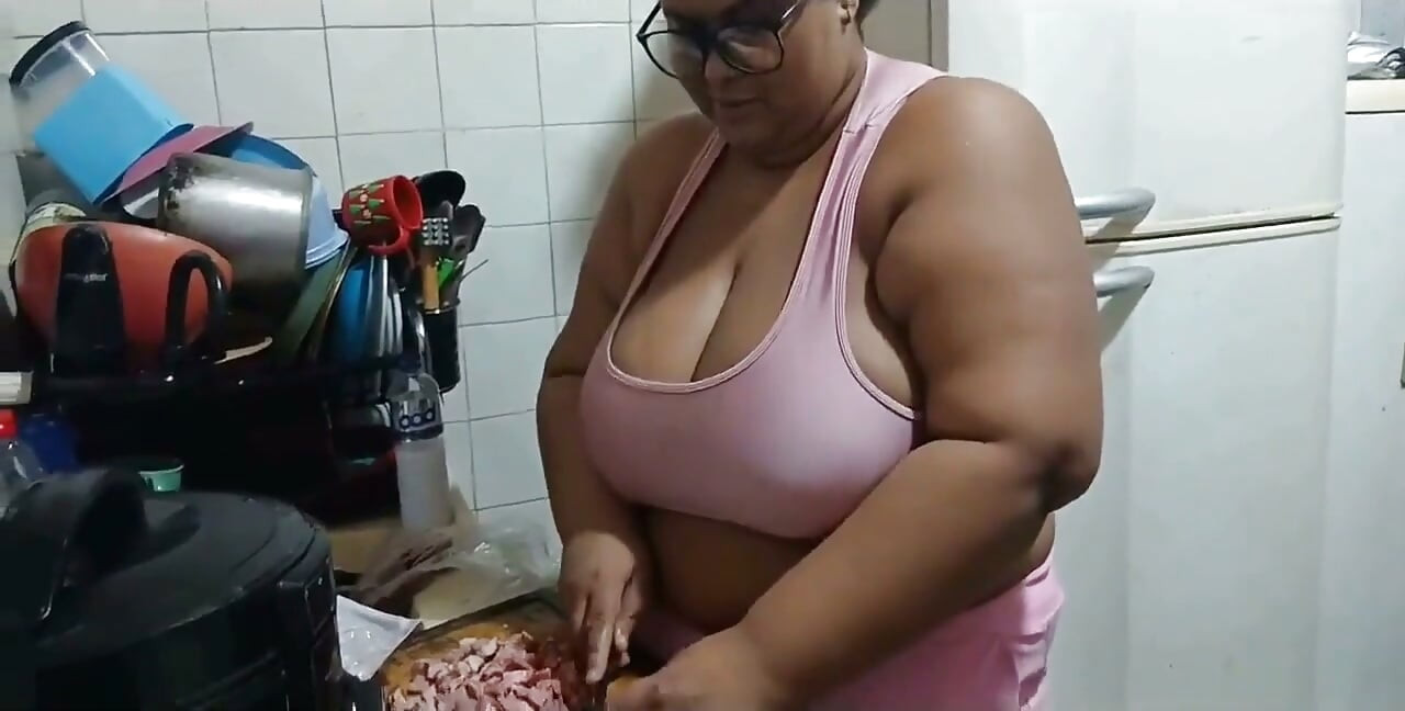 Stepmother in the Kitchen, Fucking Until She Gets a Lot of Cum in Her Mouth.