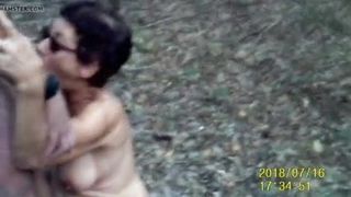 Martine, francesa madura hace una mamada mientras persigue en el bosque