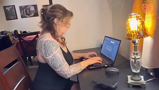 Ibu tiri ngeliat foto kontolmu