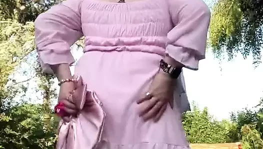 Küçük pembe elbiseli ve akşam partisi için şapkalı kıyafetli.