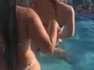 Сексуальна дівчина танцює в басейні.mp4