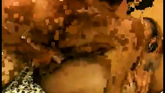 Pejantan tubuh langsing sangat tertarik dengan wanita kulit hitam besar ini