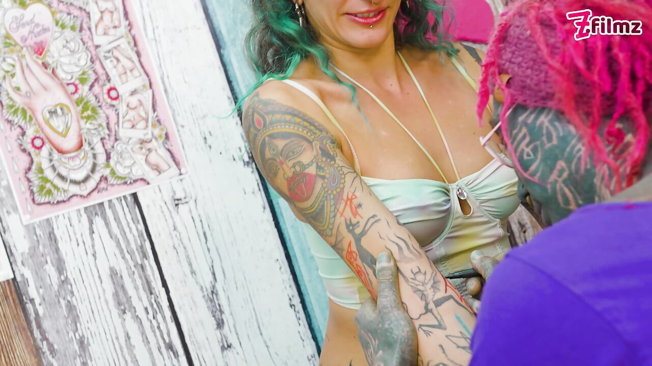 ALT djevojka ANALNO jebana tijekom TATTOO sesije - nemarno pušenje i špricanje