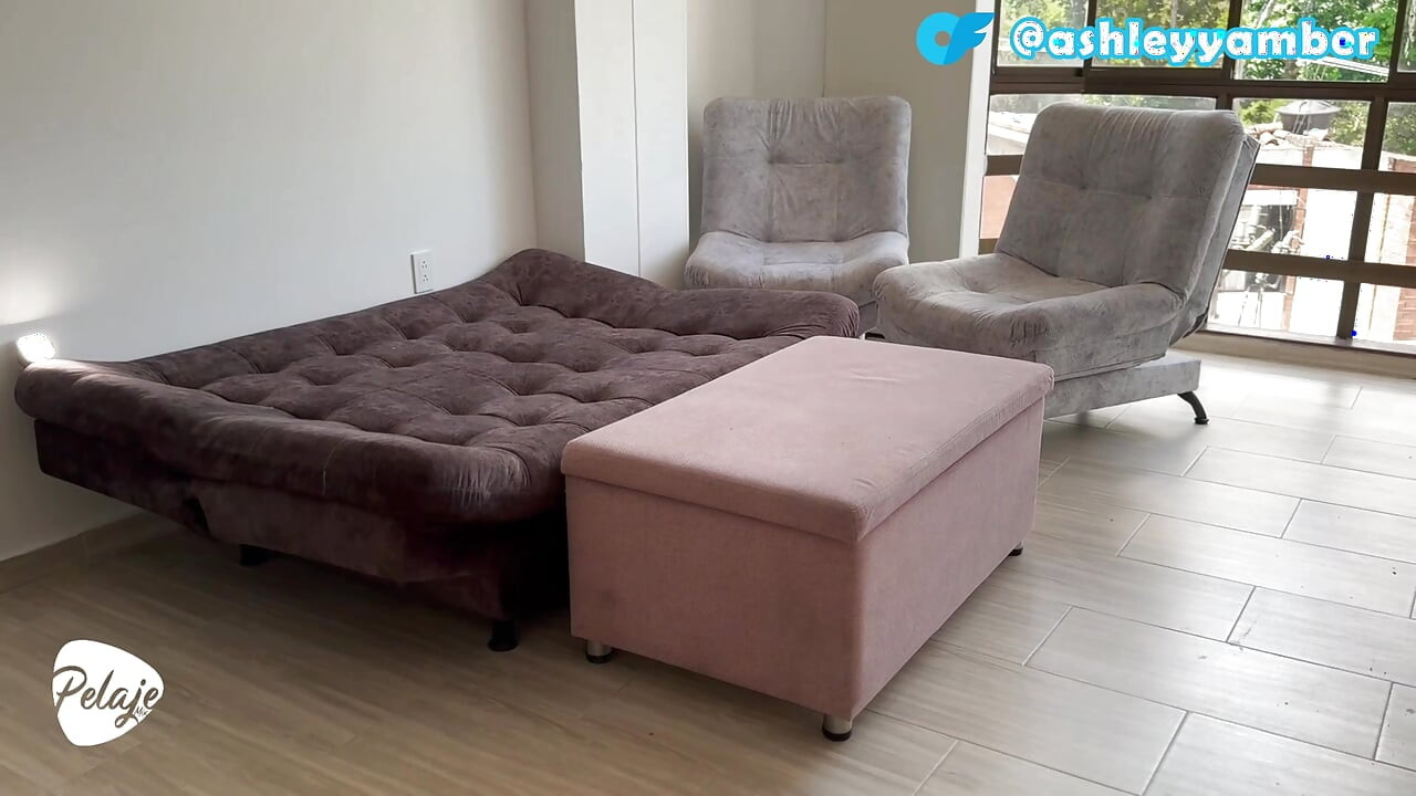 Ashley Amber miluje hodnocení čůráků na její modré, vybere si nejlepší ptáky pro natáčení porna a nahrávání na svůj účet