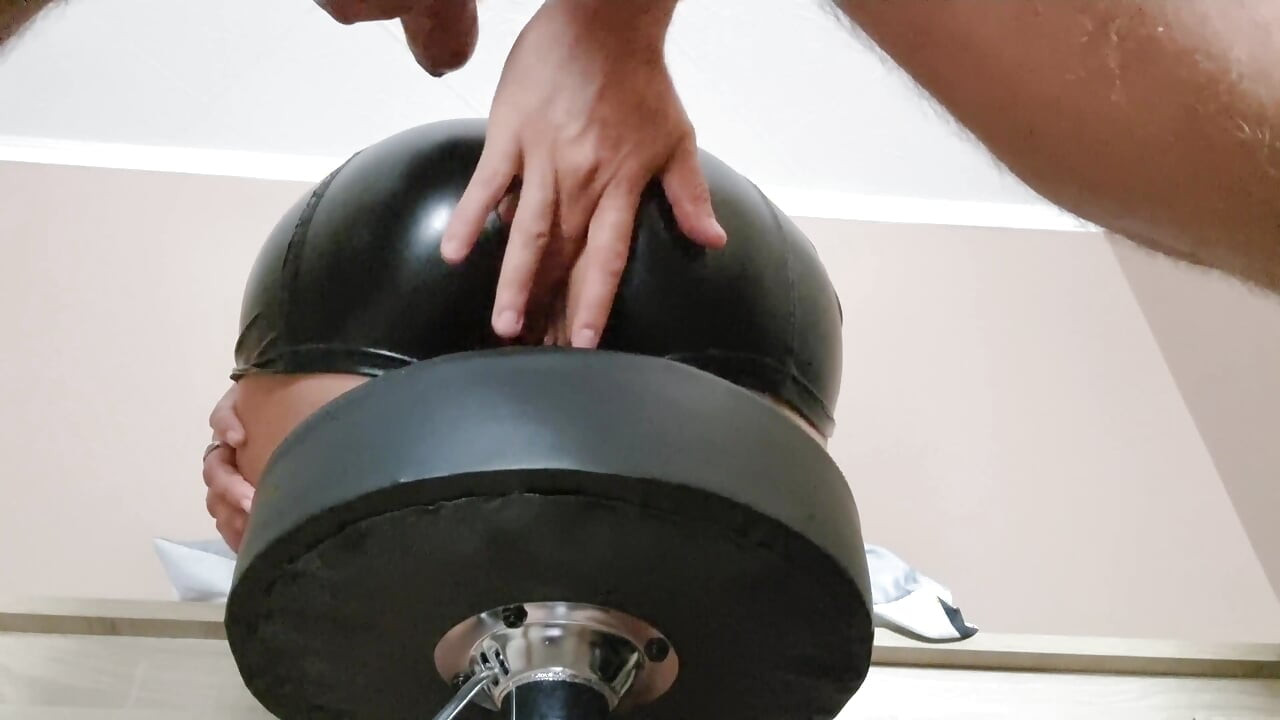 Jebao je u uskim kožnim gaćama