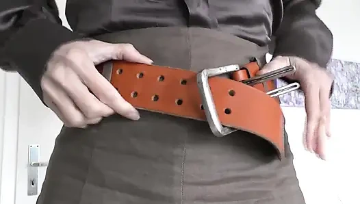 Возбуждающая примерка ремня с белья юбкой, часть 1, леди Виктория Валенте