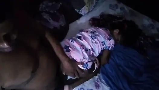 Saya membuat putri tiri saya hamil dan saya terus meniduri vagina dan pantat