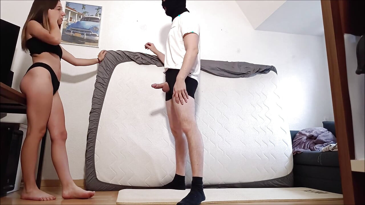 ビキニでの裸足ボールバスト