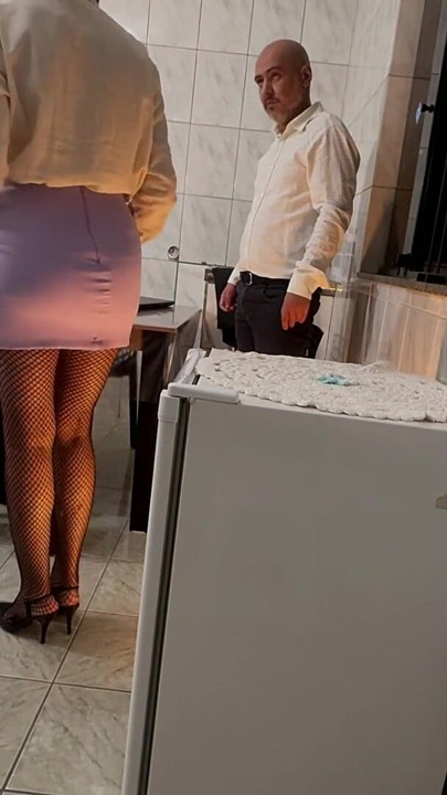 Sekretärin wird mit Ohrfeigen auf den hintern und analer penetration mit creampie überrascht. | Clip 1