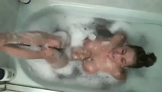 Büyük memeli orta yaşlı seksi kadın Leeanna'nın seksi köpük banyosu