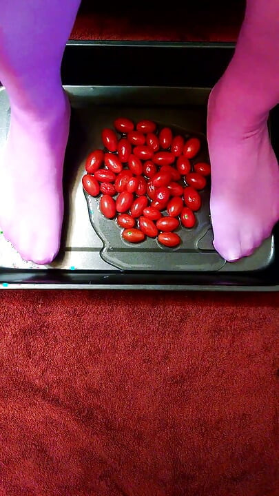 Gay, cd, for wet nylon feet and food lovers.