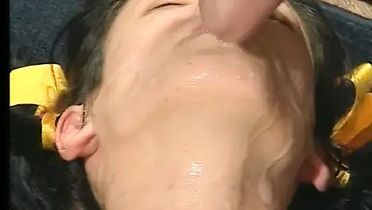 Esmer genç kız muhteşem bir sakso çektikten sonra sikiliyor