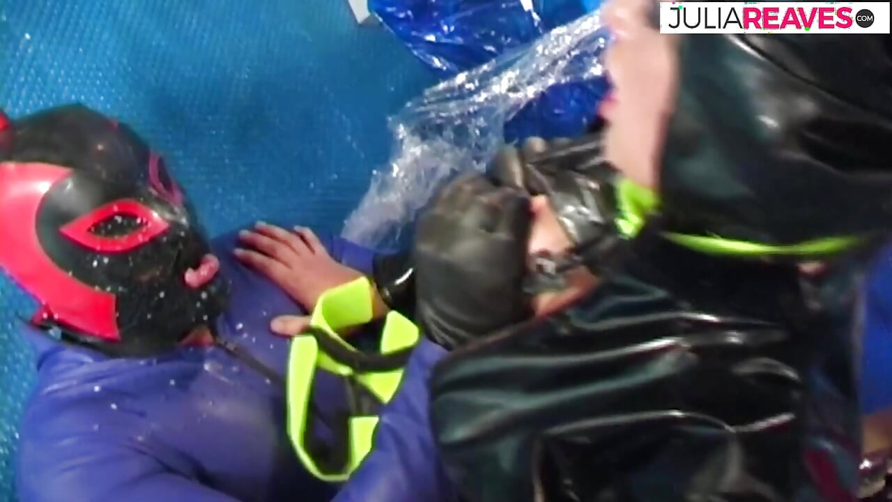 Šukání v latexovém obleku s celým tělem