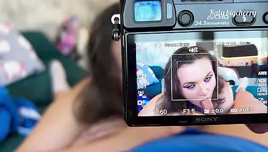 Sie lutscht einen fotografen, um ihren freund zu ärgern