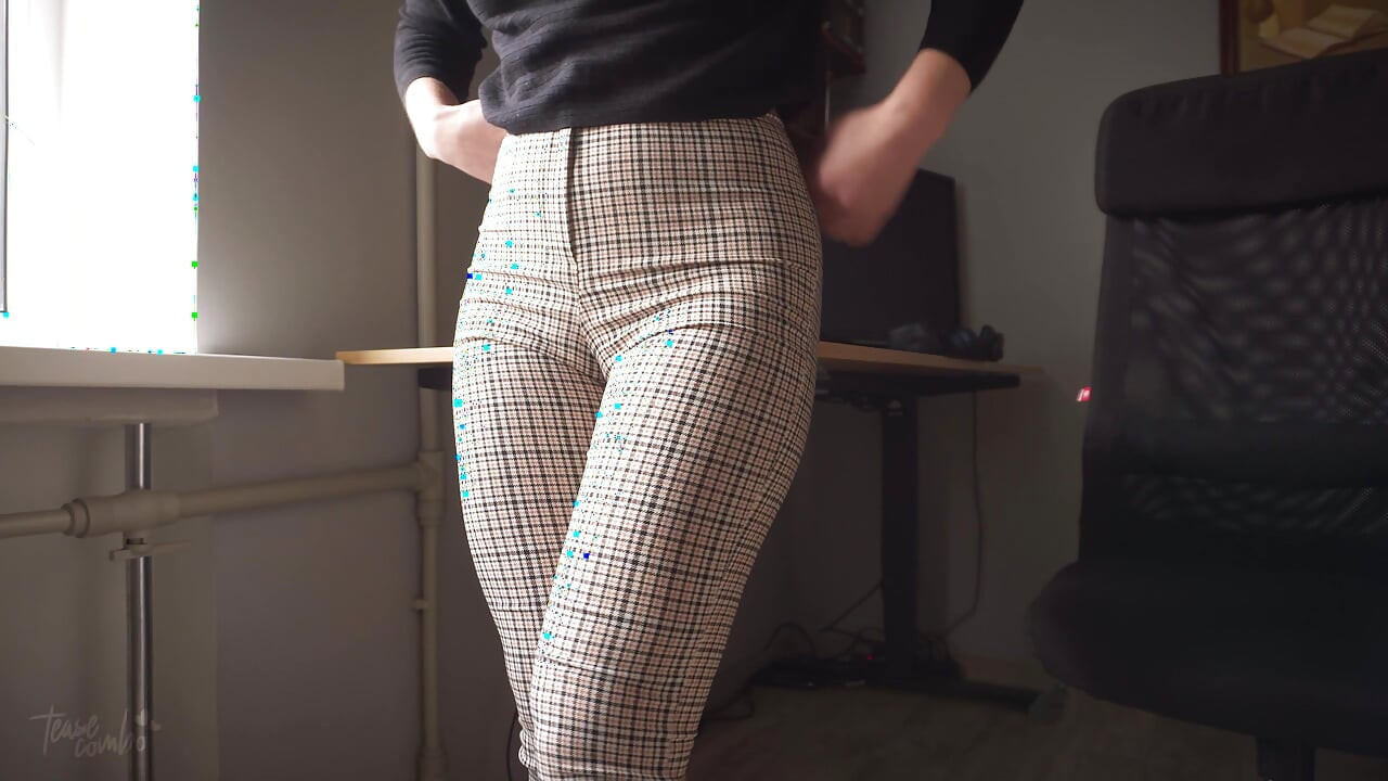 Tuhma työkaveri Cameltoe kiusaus ja kieltäminen