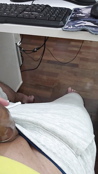 戴着避孕套的巨大鸡巴