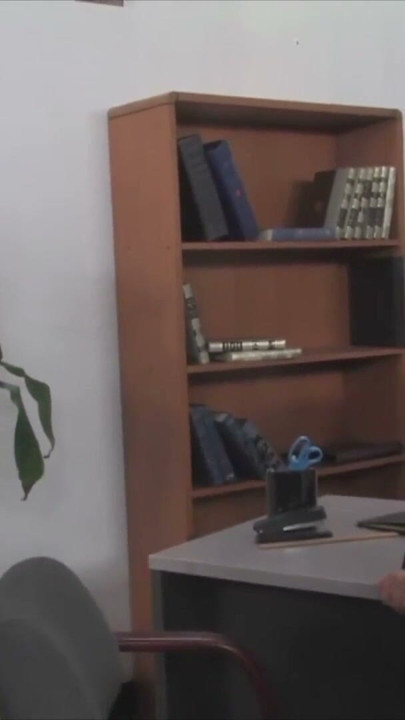 Chefin MILF von 2 Bauarbeiter im Office weggebumst | Clip 1