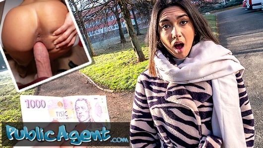 Public agent - une belle étudiante brune en biologie jouit sur une bite inconnue