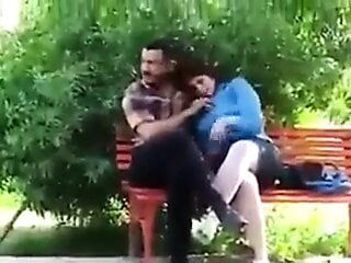 Иракская девушка с бойфрендом играет с его пенисом в парке Zoraa