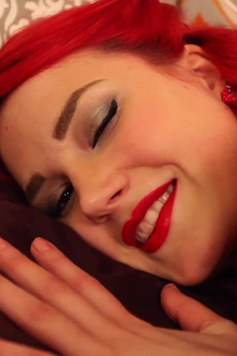 ¡La increíble estrella Siri es una pinup sexy que muestra sus hermosas curvas!