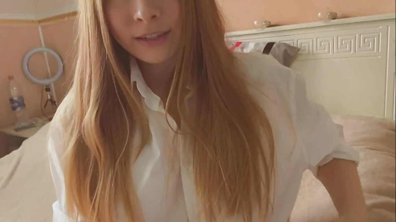 Güzel kızın amcığı zonkluyor ve boşalıyor