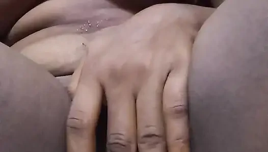 Pembe ve sulu amcığımı parmaklıyorum