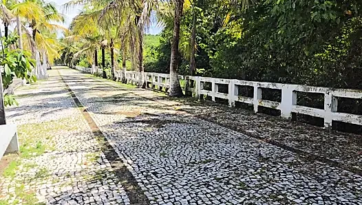 Mostrando a calcinha de renda
