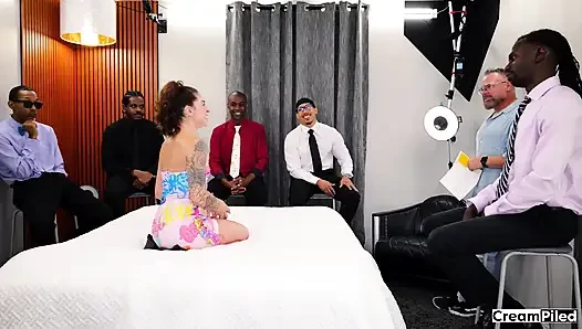 Cewek rambut cokelat yang lagi sange di-gangbang untuk pertama kali