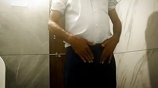 Masturbación con la mano en el baño
