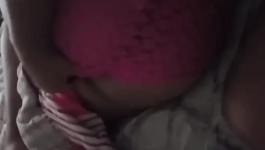 Üvey kız kardeşimi fark etmeden kaydediyorum ve onu okşuyor ve elimi ona koyuyorum