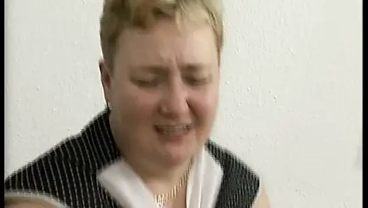 Büyük memeli Alman genç erkek avcısı yatak odasında yarağa biniyor