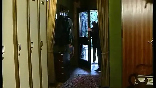 Грудастую милфу вспахали на кровати