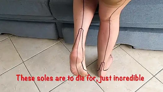 Миссис Зрелые Ступни готовятся к посетителю 400