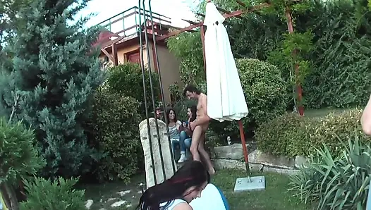 Дикая Оргия У Бассейна С Блондинками, Сосющими Большие Члены