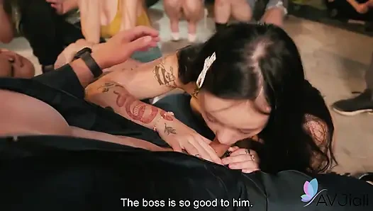 Yaner meniduri seorang pria perawan di hari ulang tahunnya dengan orang-orang menonton