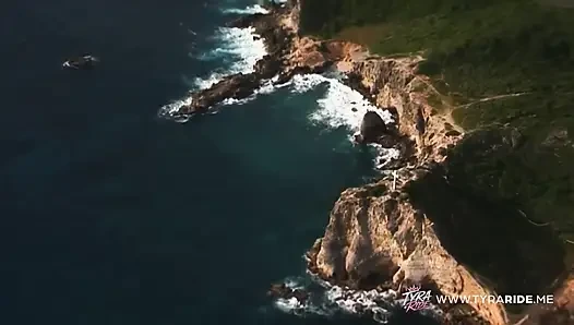 Sarışın orta yaşlı seksi kadın açık havada kel kaslı adamla yakınlaşıyor
