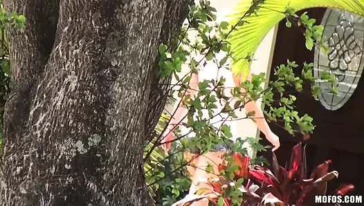 Pervers on Patrol - eine vollbusige blonde whitney taylor wäscht Autos und poliert nob