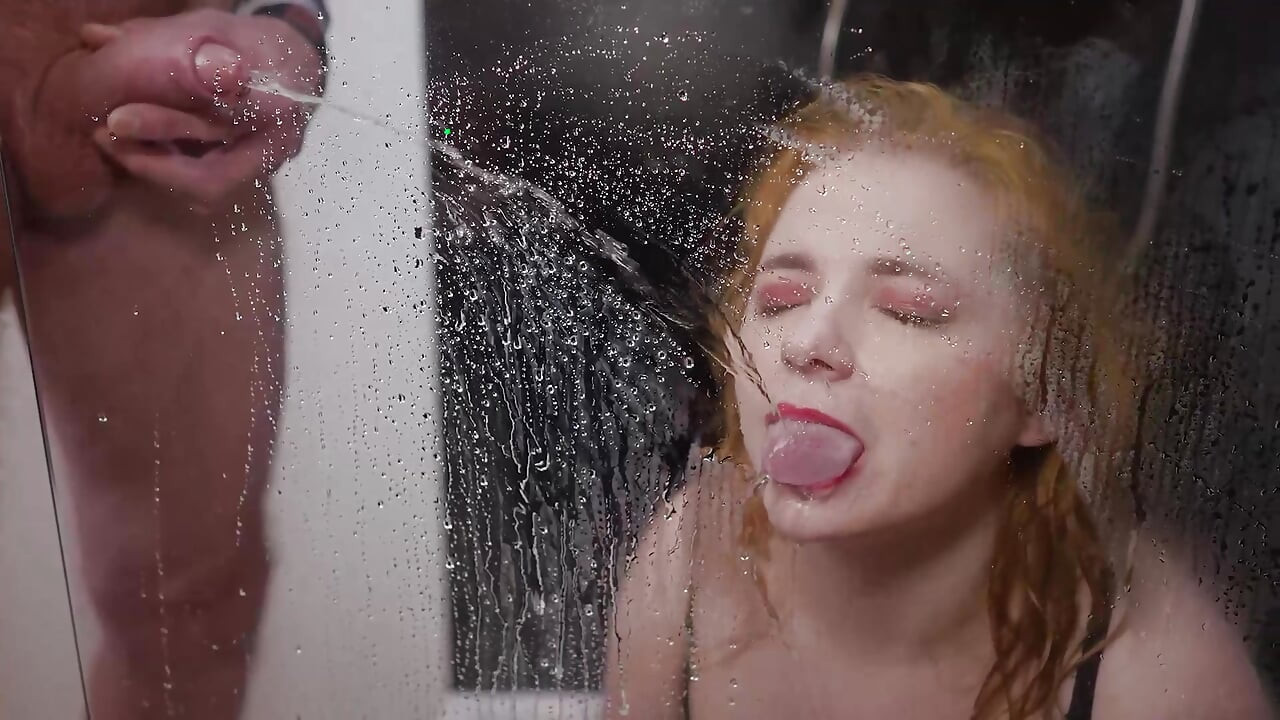 बड़े स्तनों वाली बेब को पेशाब के खेल और गांड चुदाई पसंद है