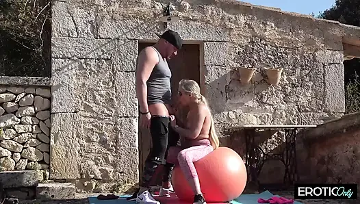 Açık havada egzersiz topu grup seks ve damlayan dölleme aşırı yükleme