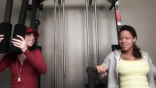 Yaşlı olgun adam bu mükemmel memeli genç sürtük kızı sikiyor