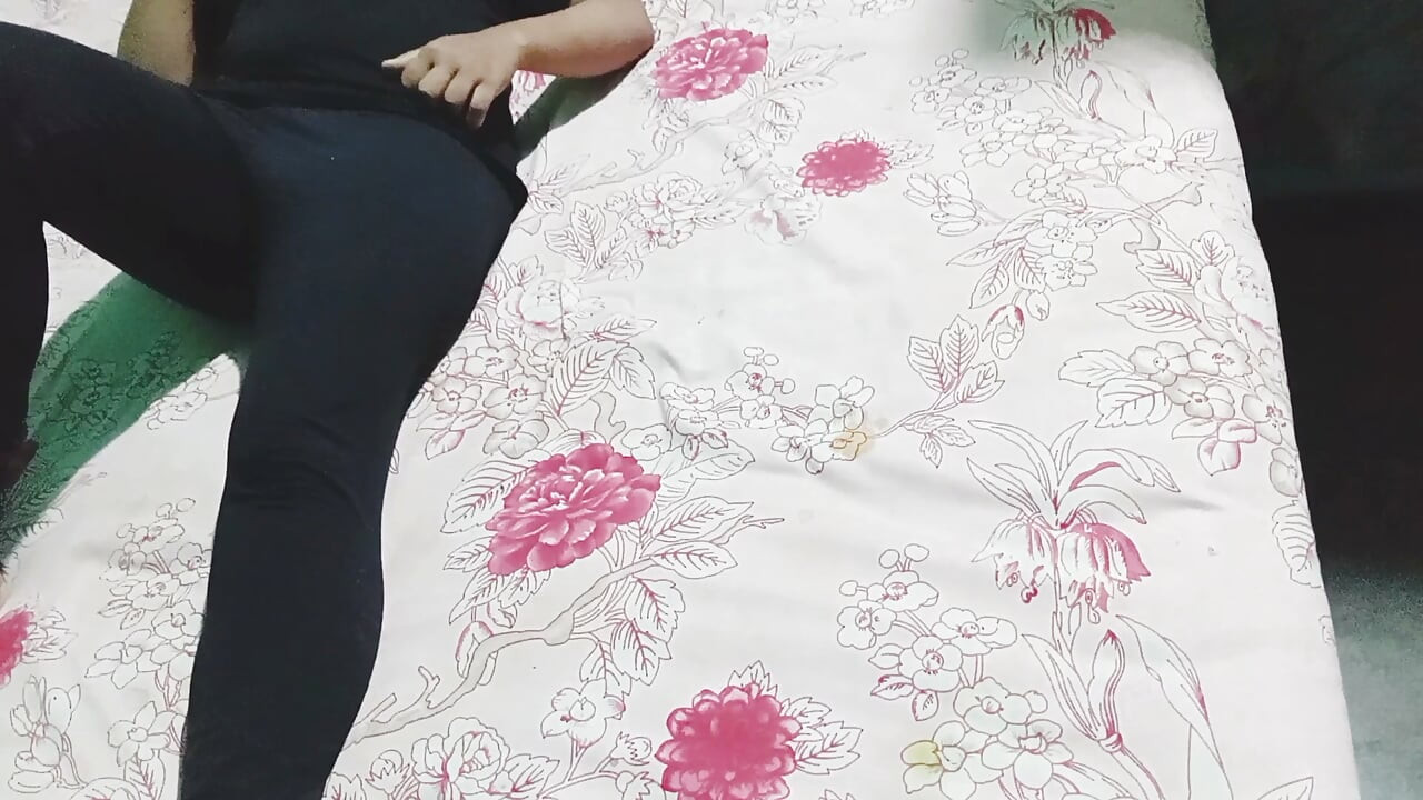 Hot Bhabhi Show her hot Boobs and pussy