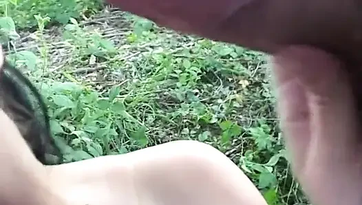 Итальянская брюнетка обрабатывает два члена в деревне в любительском видео