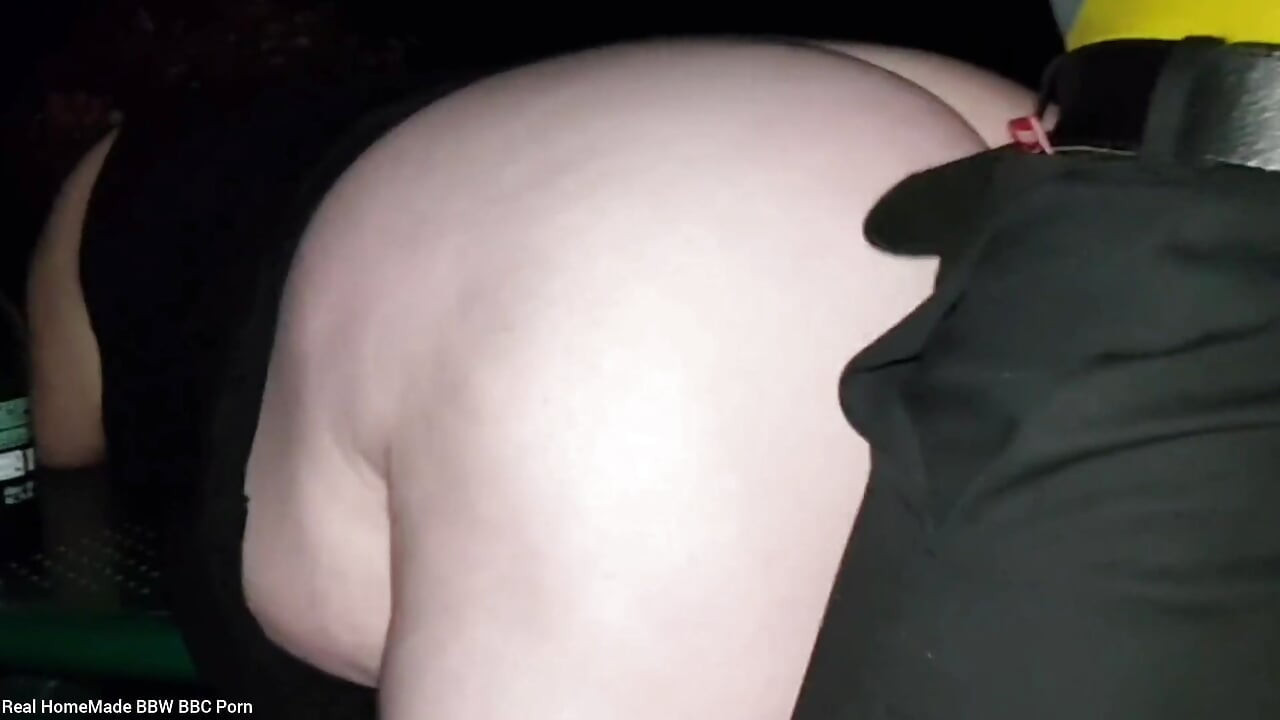 Une BBW britannique se fait défoncer sa grosse chatte mouillée à l’extérieur
