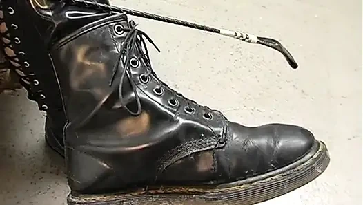 Cewek cantik dengan kosmetik bdsm yang diikat dan diikat