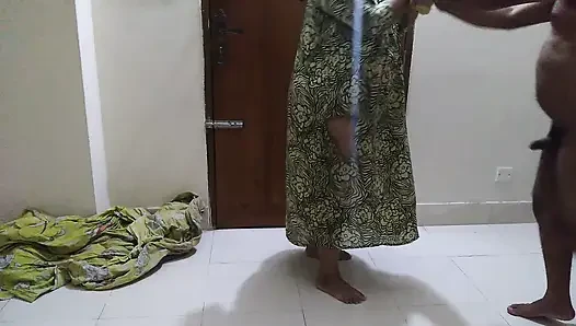 Komşu büyük götlü teyzeyi sikiyor ve sırtına boşalıyor