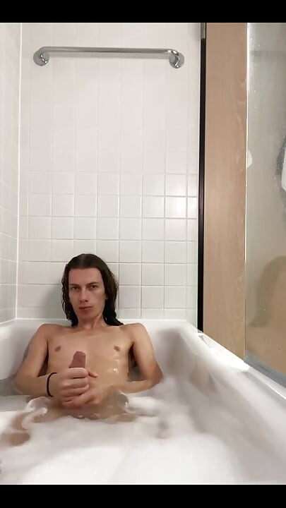 Francuski femboy se tušira i sprema za spoj