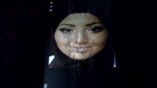 Мамочка с хиджабом и камшотом на лицо